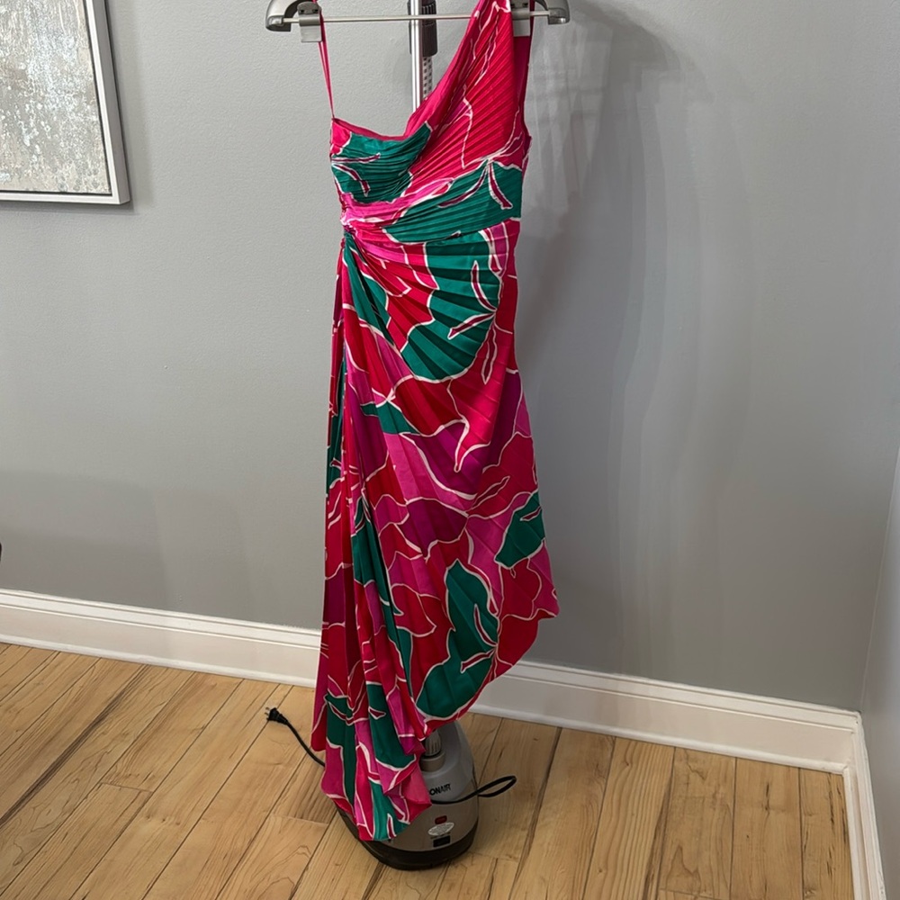 NWOT Fushia/red Glamour pleated one shoulder dress with cut out. size L